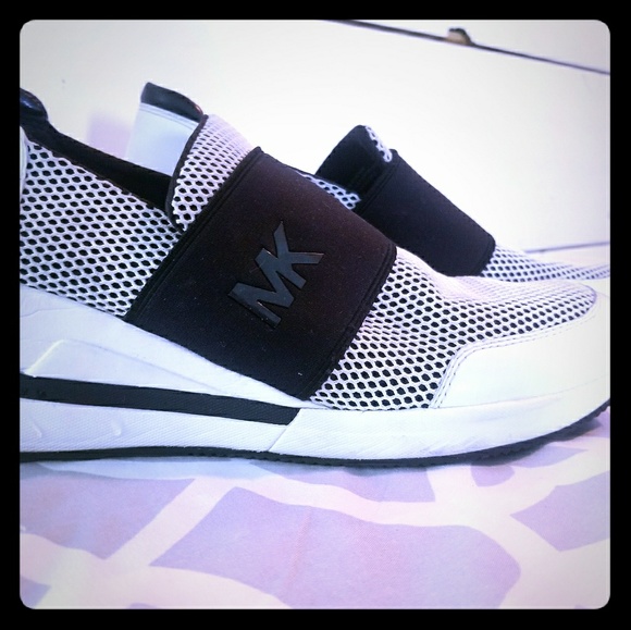 MK Scuba Shoes - Picture 1 of 3